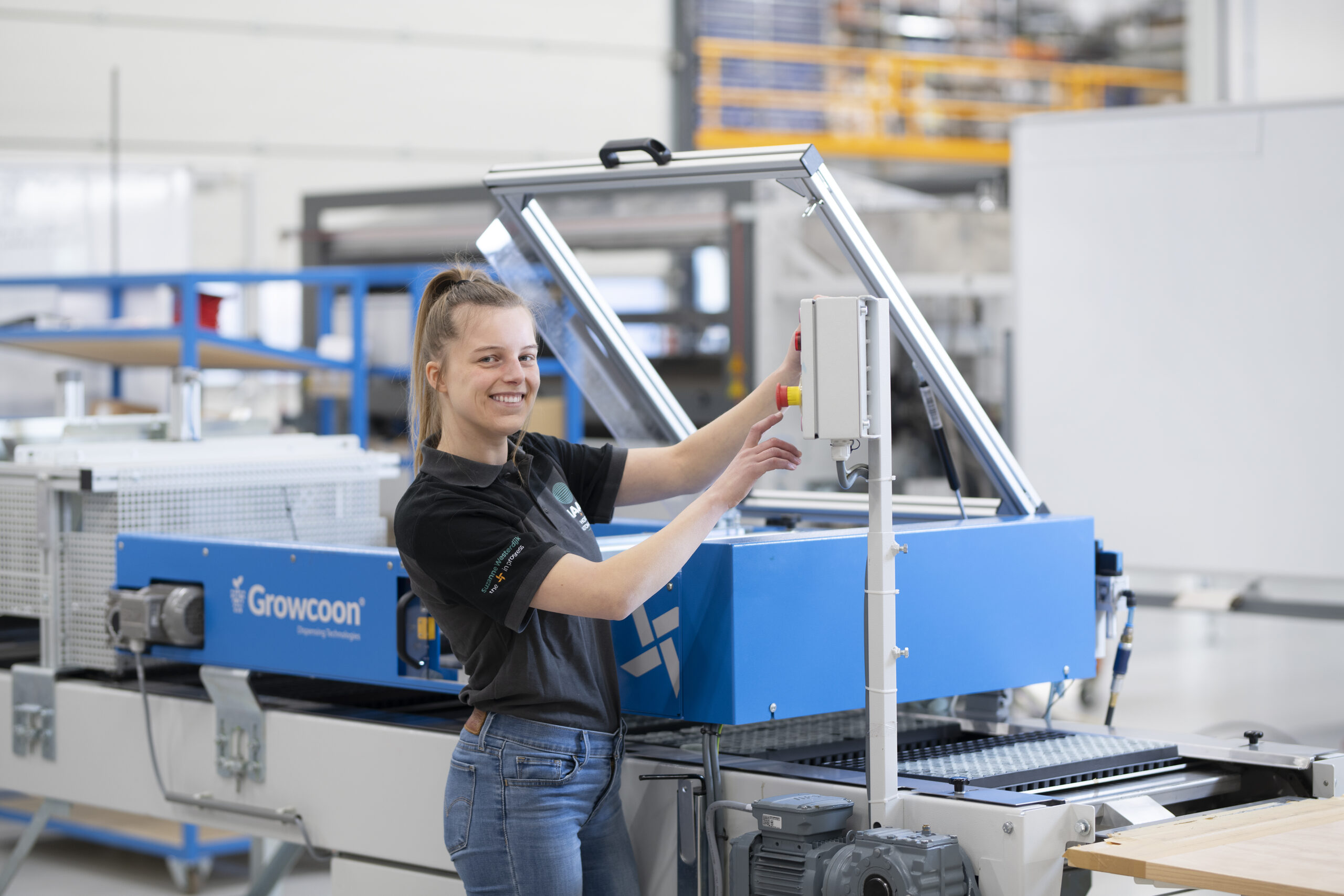 reportage over innovatie en techniek bij de Maan Group in Raalte medewerkers bij de Maan Group richten een machine in voor productie