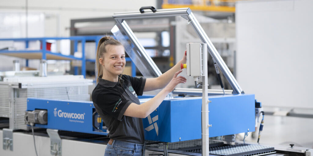 reportage over innovatie en techniek bij de Maan Group in Raalte medewerkers bij de Maan Group richten een machine in voor productie