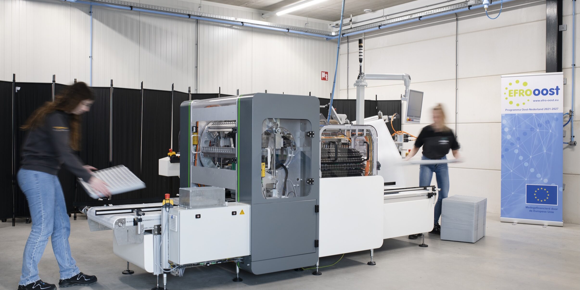 reportage over innovatie en techniek bij de Maan Group in Raalte medewerkers bij de Maan Group richten een machine in voor productie