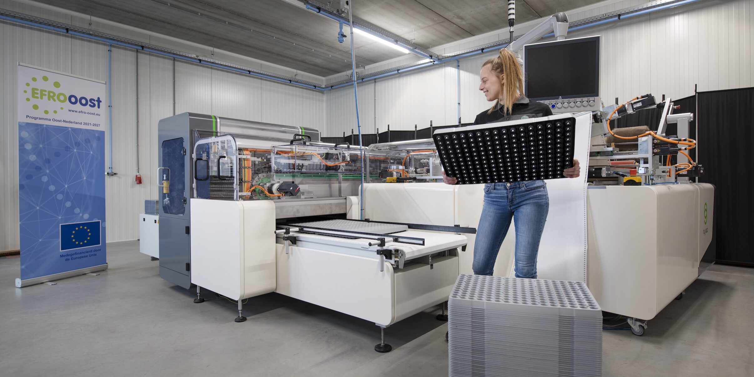 reportage over innovatie en techniek bij de Maan Group in Raalte medewerkers bij de Maan Group richten een machine in voor productie
