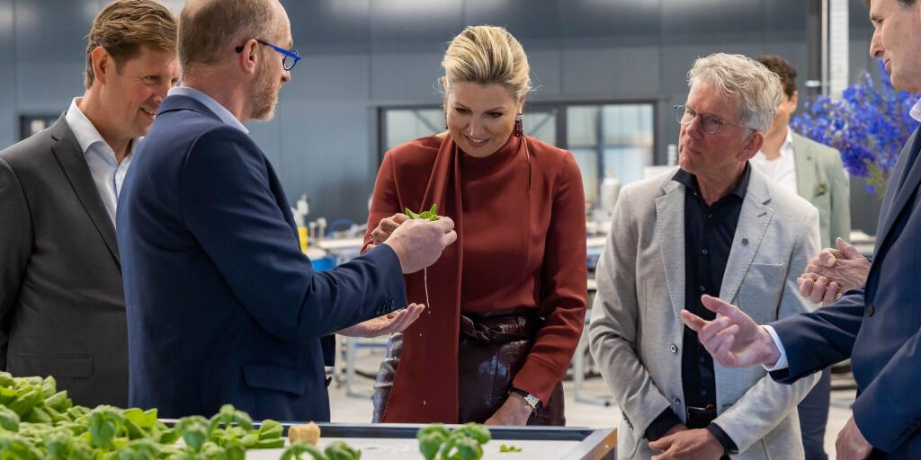 Bezoek Hare Majesteit Koningin Maxima aan Maan Group Raalte RAALTE - Hare Majesteit Koningin Maxima heeft een werkbezoek gebracht aan Maan Group in Raalte. Het bedrijf heeft zich ontwikkeld tot een specialist op het gebied van hotmelt coating, precisietechniek en (bio)polymeren. In 2022 heeft Maan Group de Koning Willem I Prijs gewonnen in de categorie MKB.